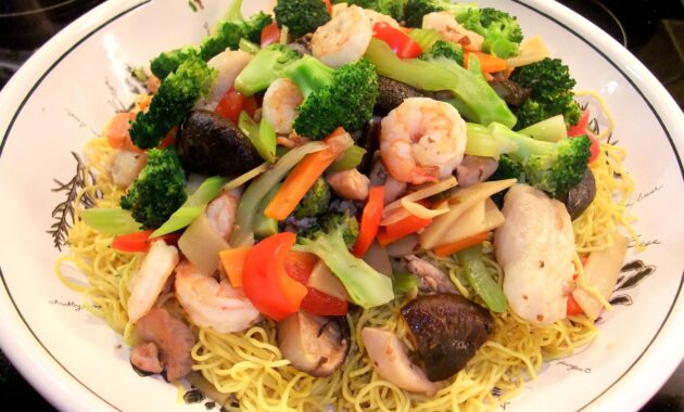 Cantonese chow mein is a classic noodle dish of hong kong and guangzhou
