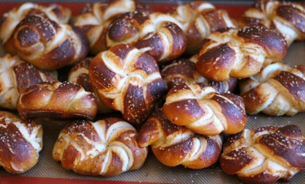 Soft pretzel twists dougheyed