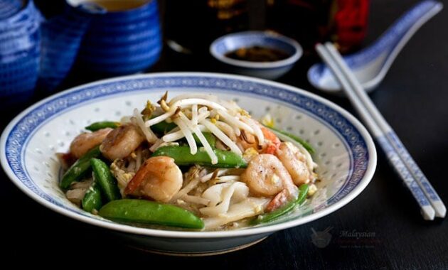 Wat tan hor (cantonese fried noodles with silky egg sauce) malaysian