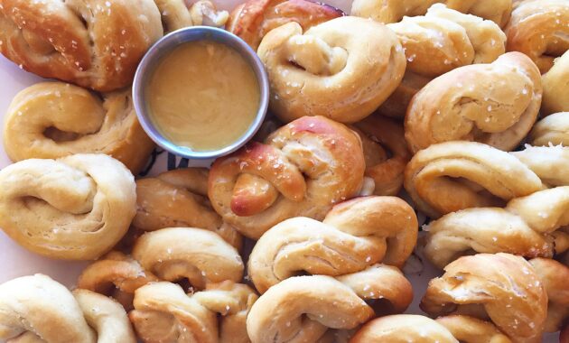 Mini pretzel twists with honey mustard dipping sauce • foodie loves fitness