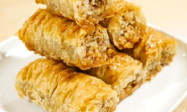 Make this crispy rolled baklava (recipe in the comments) r/dessertporn