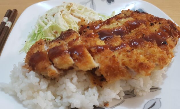 [Homemade] Chicken katsu with tonkatsu sauce and sticky rice r/food