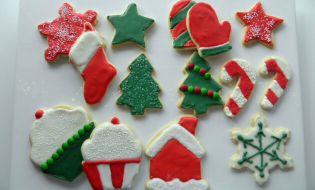 Buttercream and a sewing machine decorating christmas cookies