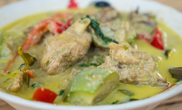 Authentic Thai Green Curry Recipe (แกงเขียวหวาน) by My MotherInLaw