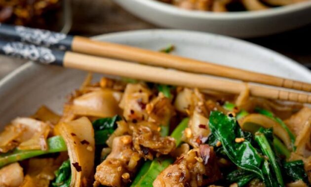 Thai Pad See Ew in 2025 Easy thai recipes, Healthy chicken recipes