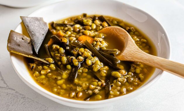 Chinese Mung Bean Soup (green bean soup) Foodaciously