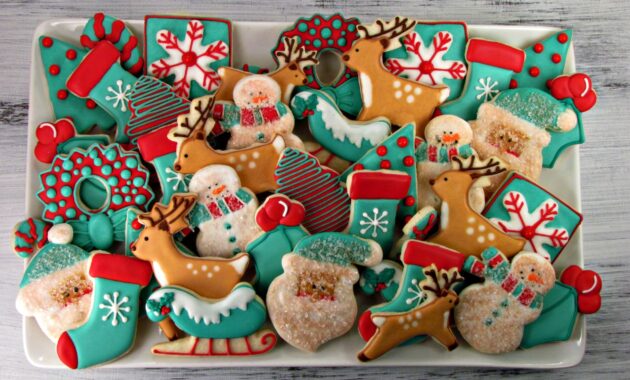 Simple christmas cookiesmy holiday helpers! galletas de azúcar de