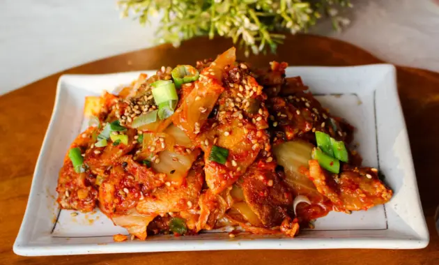 Korean Pork Belly Kimchi Stir Fry (Dwaejigogi Kimchi Bokkeum) 돼지고기 김치