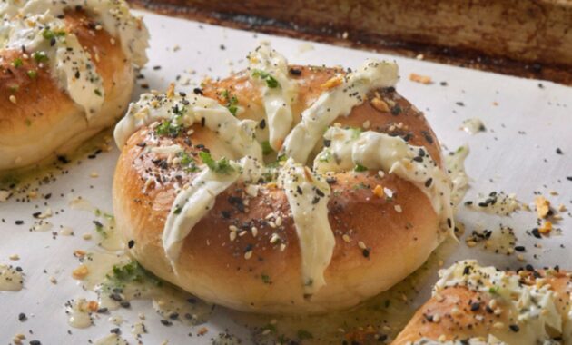 Viral garlic cream cheese stuffed bagels recipe first for women
