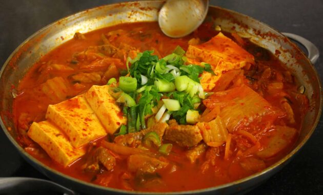 Kimchi stew (kimchijjigae) recipe