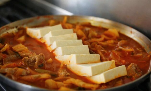 Kimchi stew (kimchijjigae) recipe by maangchi