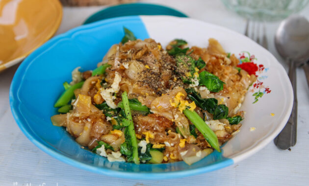 Authentic Thai Pad See Ew Recipe (ผัดซีอิ๊ว) Street Food Style!