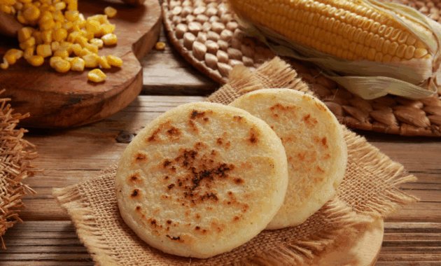 Arepas de maĂz colombianas rellenas de queso ¿cĂ³mo se preparan?