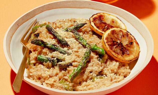 vegan-charred-lemon-asparagus-risotto1-1664907619-642c75b42b393