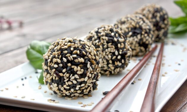 Black Sesame Rice Balls [Vegan] Sesame seeds recipes, Sesame recipes
