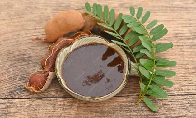 Premium Photo Tamarind paste from pulp served in a ceramic bowl with