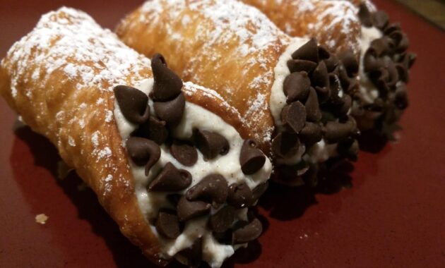 This Italian Cannoli Recipe Will Make You Weak In The Knees